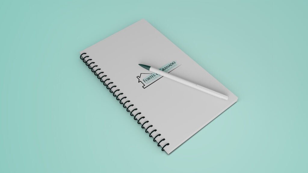 Notebook e caneta - Fortes-&-granado